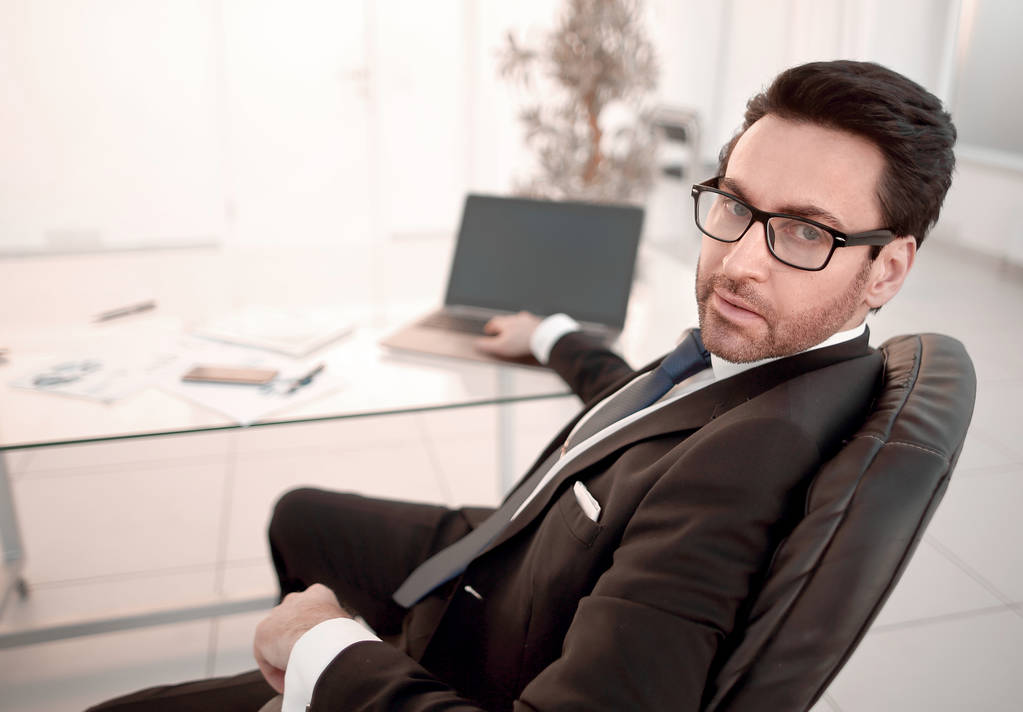 hombre de negocios responsable sentado en su escritorio
 - Foto, Imagen