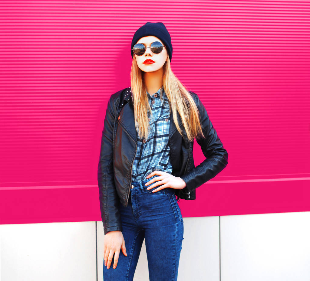 Retrato de moda mujer rubia con estilo en rock chaqueta de estilo negro
 - Foto, imagen