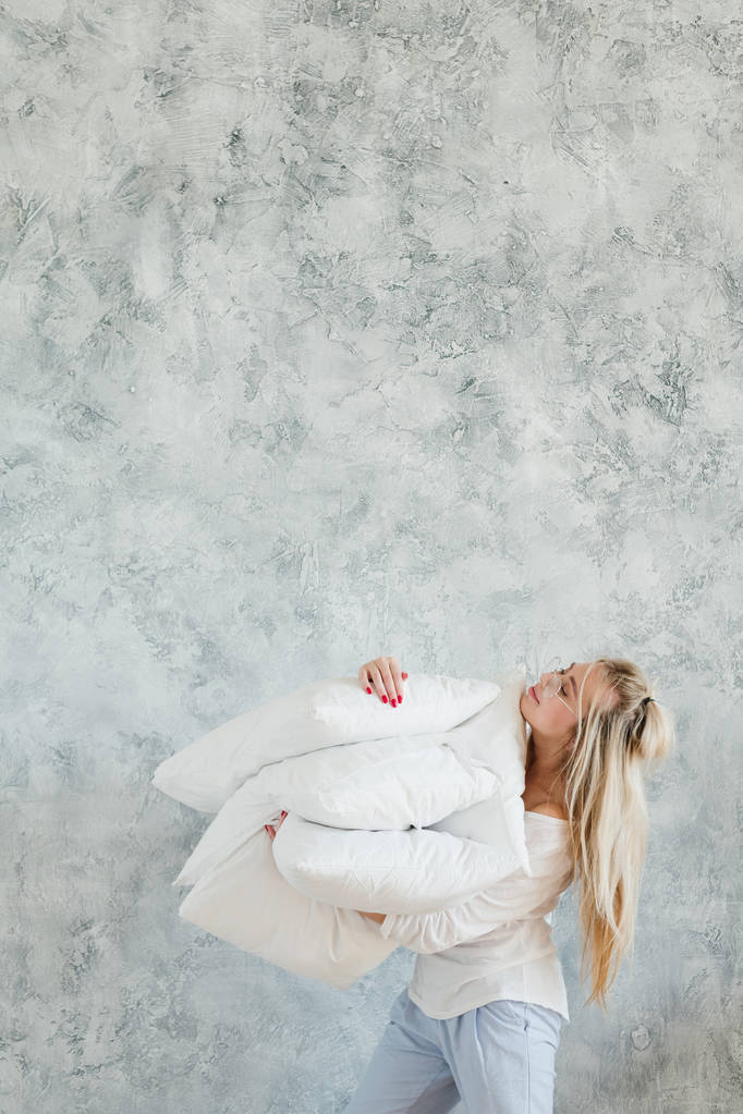 комфорт подушки удовлетворены блондинка женщина скопировать пространство
 - Фото, изображение