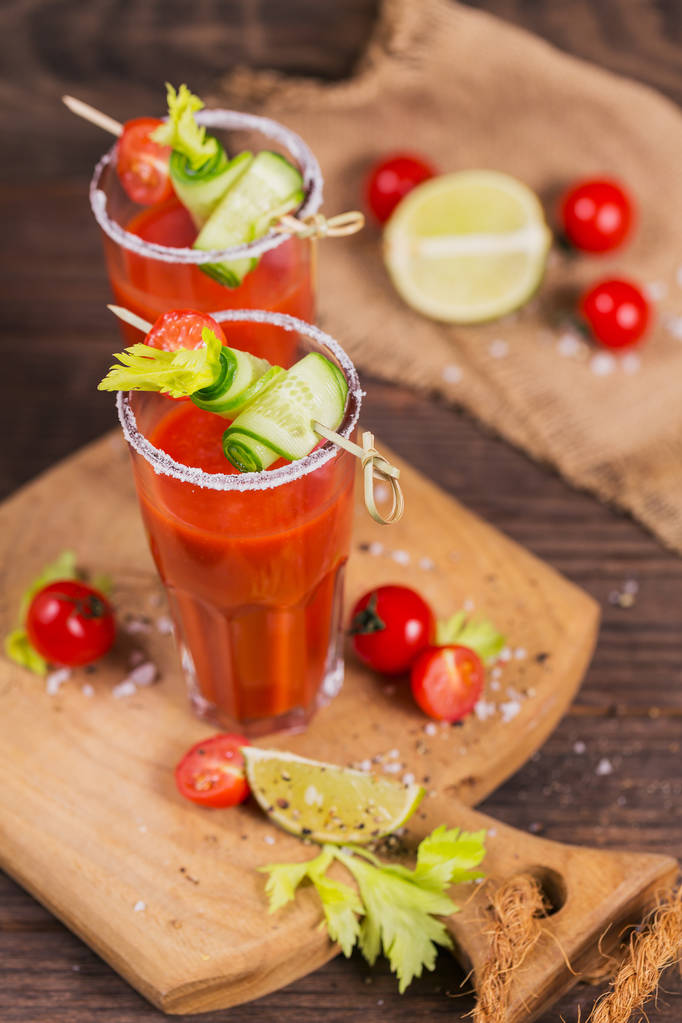 Dwie szklanki soku pomidorowego, ozdobione świeżymi pomidorami, cucum - Zdjęcie, obraz