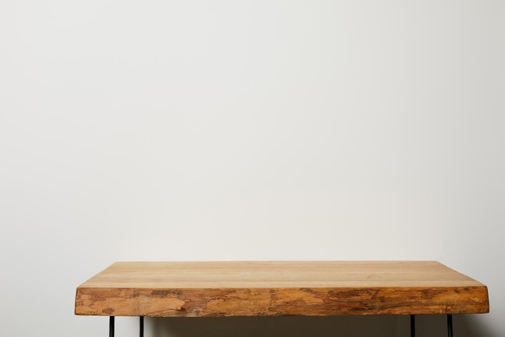 dekorativní dřevěný hnědý stůl doma - Fotografie, Obrázek