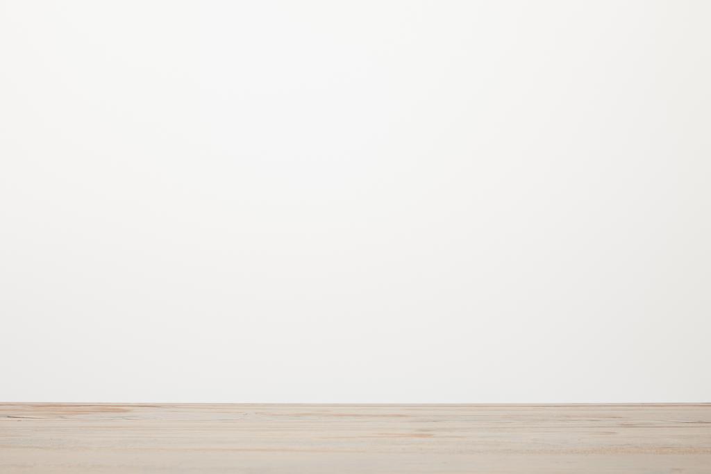 surface en bois près de fond blanc avec espace de copie
 - Photo, image