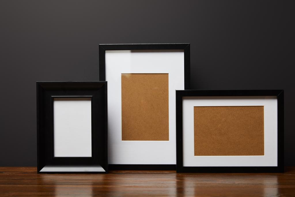cadres carrés blancs noirs sur table en bois
  - Photo, image