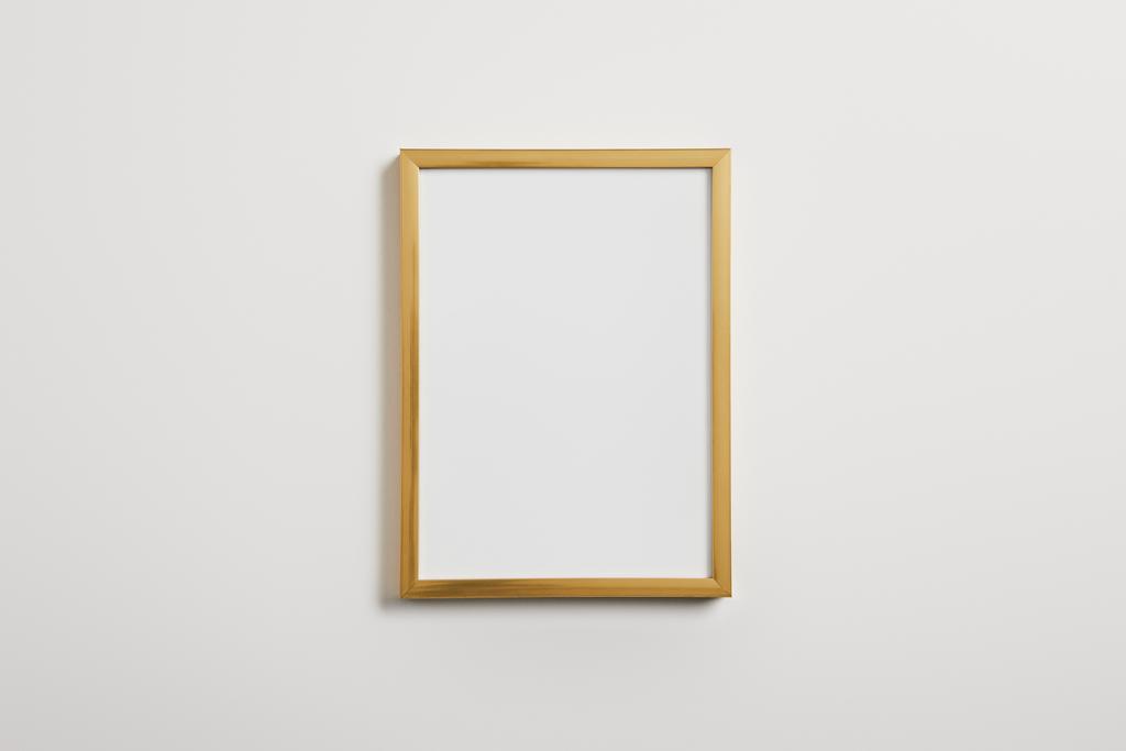 Деревянная пустая рамка на белом фоне  - Фото, изображение