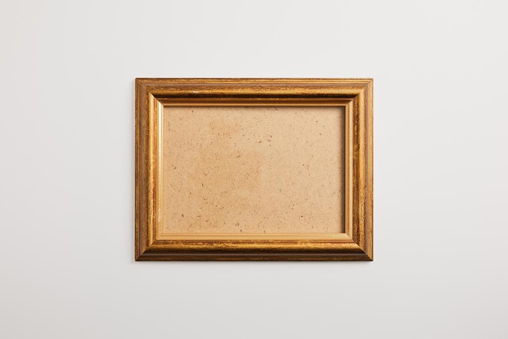 ξύλινο κενό τετράγωνο πλαίσιο σε λευκό φόντο  - Φωτογραφία, εικόνα