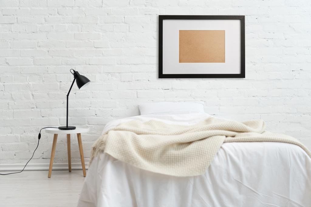 現代寝室のベッドと白いレンガの壁に黒のフレーム  - 写真・画像