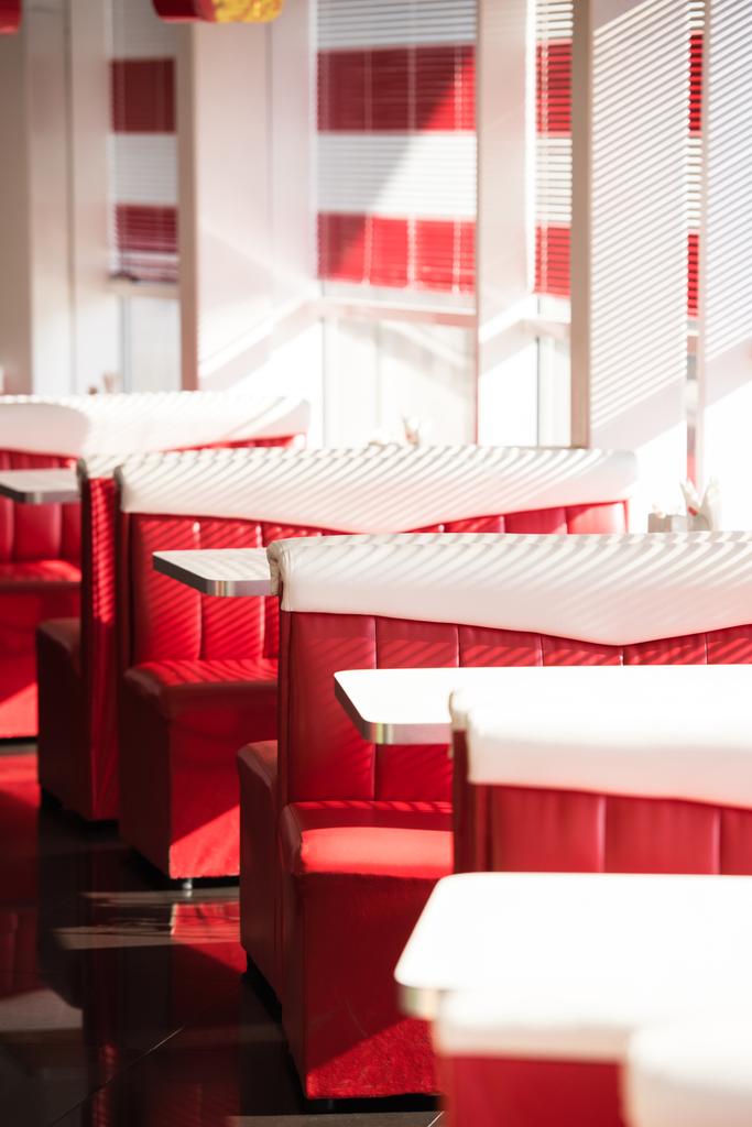 intérieur du café avec canapés rouges et tables blanches
  - Photo, image