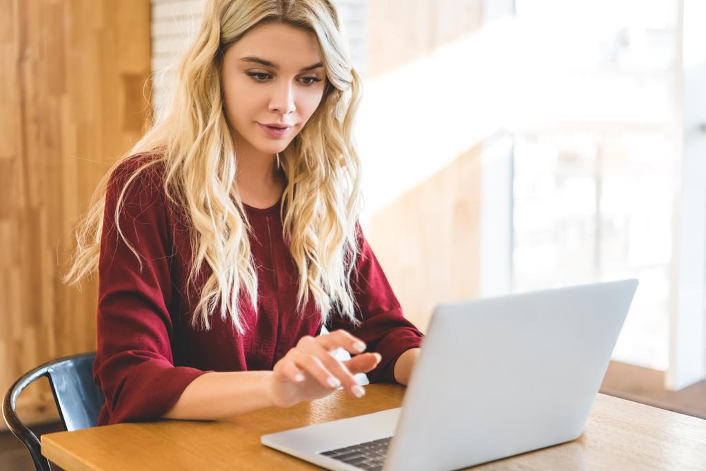 mulher bonita e atraente usando laptop no café com espaço de cópia
 - Foto, Imagem