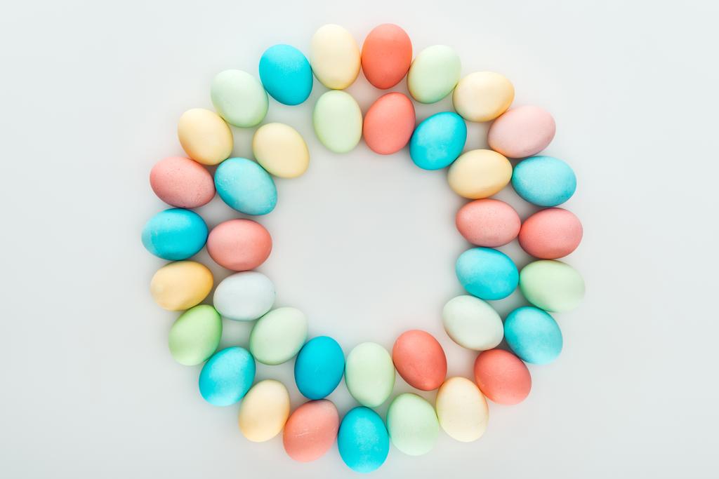 vue de dessus des œufs de Pâques traditionnels en cercle isolé sur gris
 - Photo, image