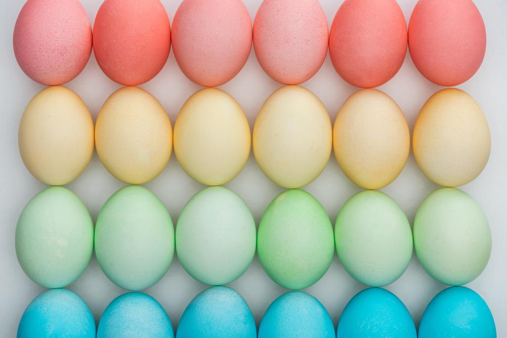 Верхний вид красочных пасхальных яиц на сером
 - Фото, изображение