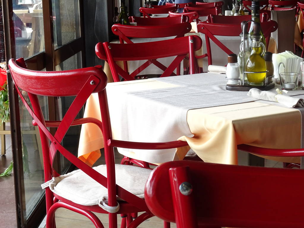 Sillas de restaurante de madera roja
 - Foto, Imagen