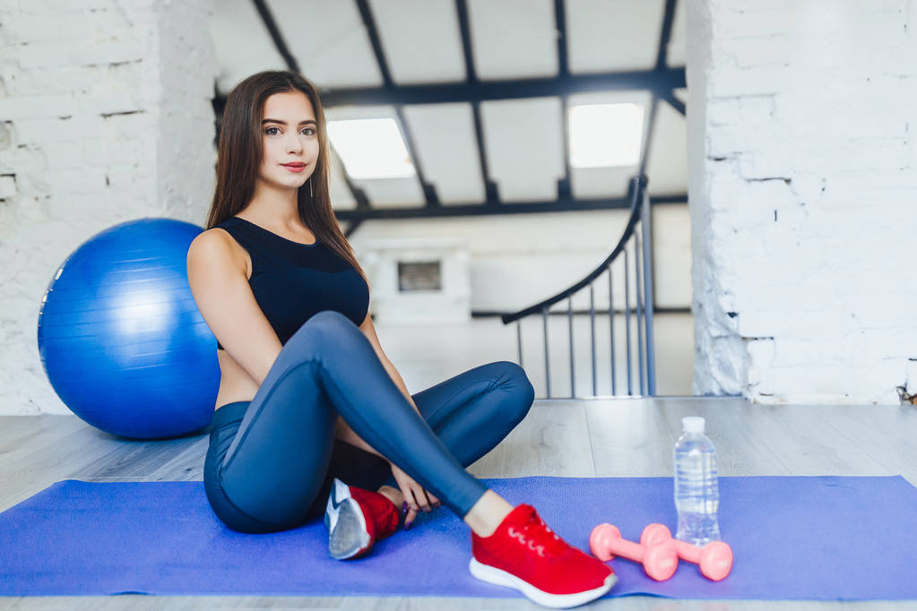young woman training at gym and looking at camera - Photo, Image