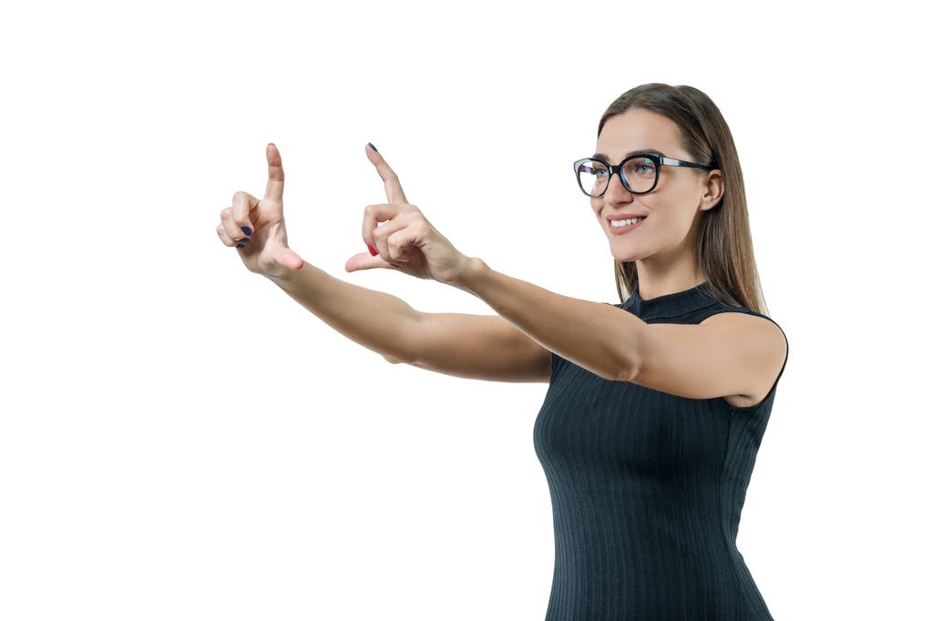 Bizneswoman nowoczesnych okularach, dotykając ekranu wirtualnego, przy użyciu technologii cyfrowej w miejscu pracy. Biznesu, finansów, ekonomii i technologii, izolowana na białym tle. - Zdjęcie, obraz