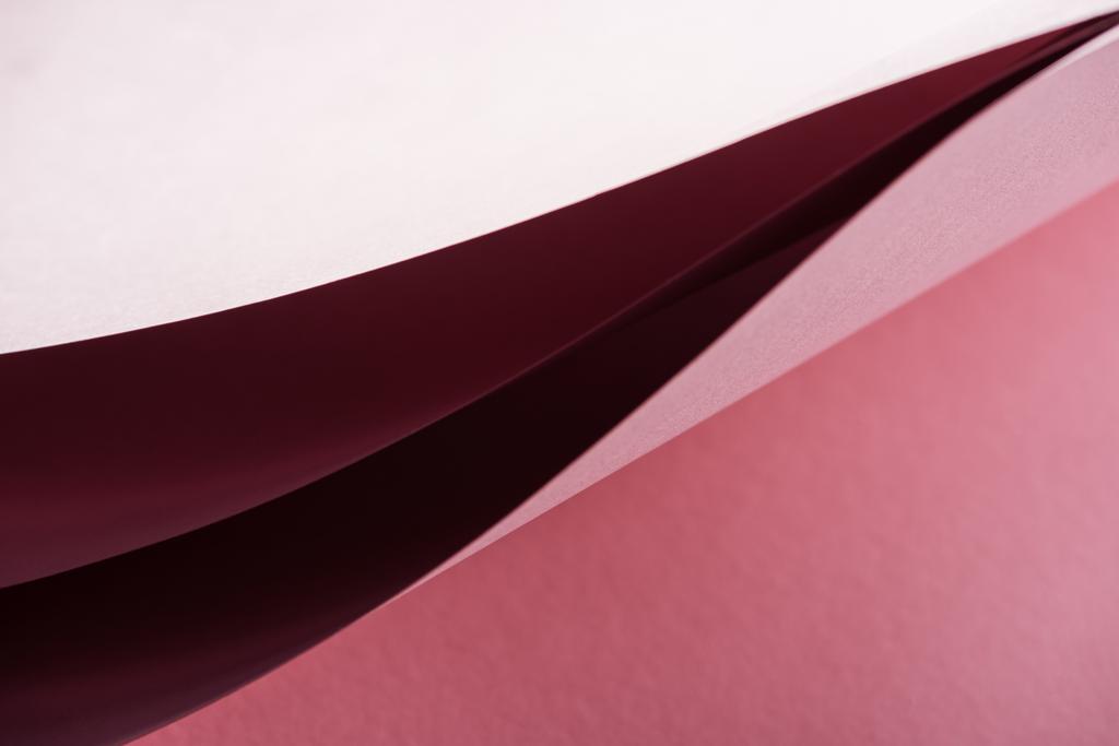 leere und bunte Papierbögen auf rosa Hintergrund mit Kopierraum  - Foto, Bild