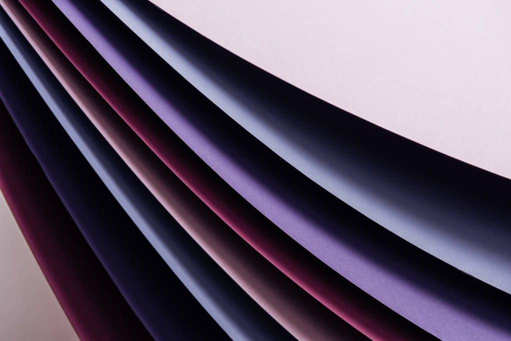 feuilles de papier bleu vif, blanc, bordeaux, rose et violet
  - Photo, image