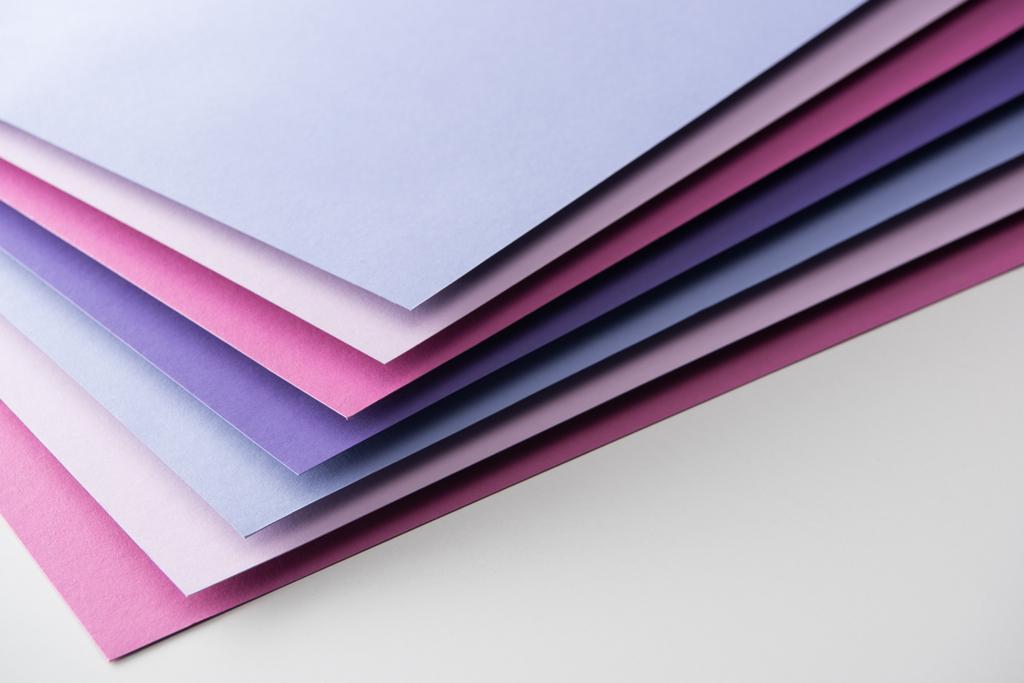 白い背景に紙の空青 白 ピンク 紫シート ロイヤリティフリー写真 画像素材