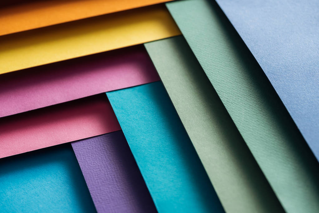 Bordeaux, blauw, oranje, groen, geel, roze en paarse vellen papier  - Foto, afbeelding
