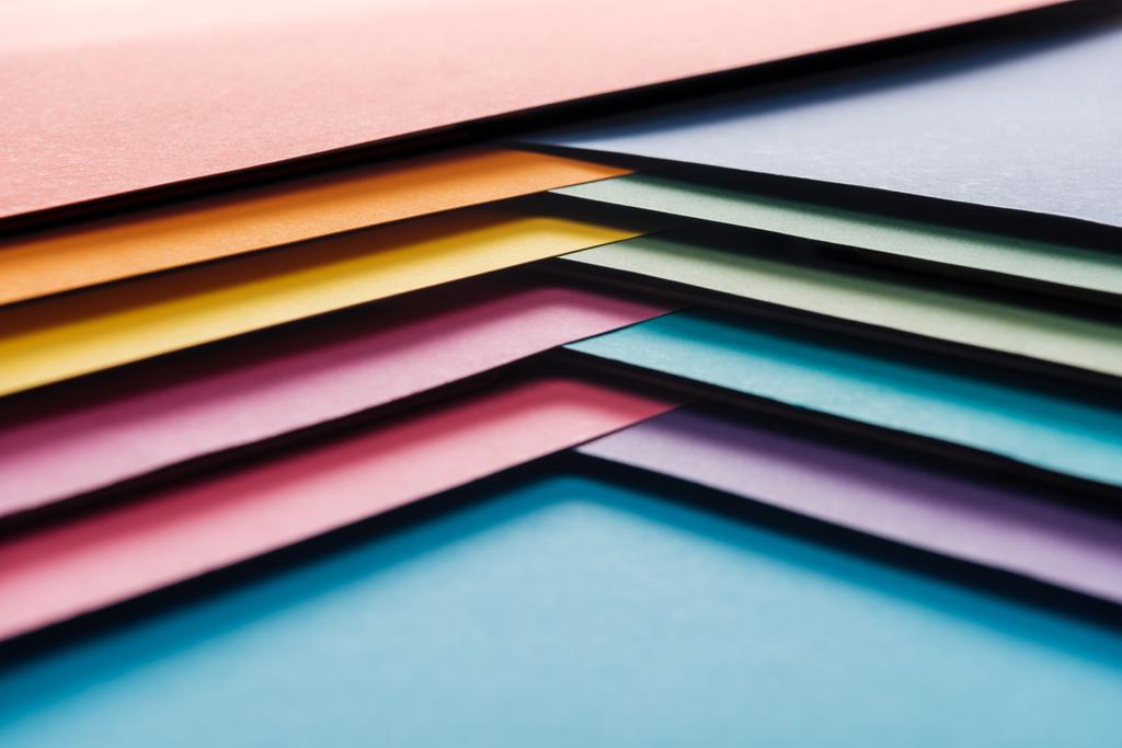  branco e brilhante azul, laranja, verde, amarelo, rosa e roxo folhas de papel sobre fundo azul
 - Foto, Imagem