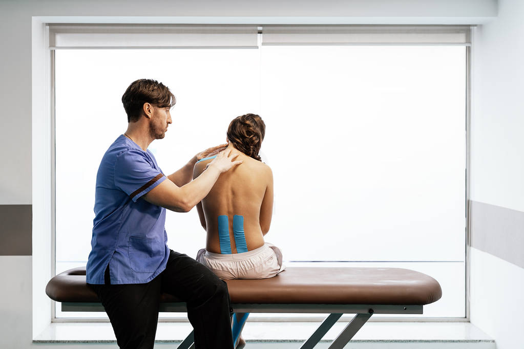 Fizjoterapeuta, dając terapii ramię do kobiety - Zdjęcie, obraz