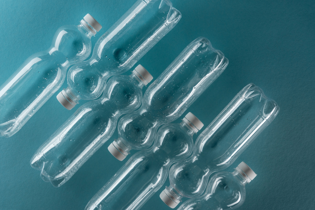vista superior de botellas de plástico vacías sobre fondo turquesa
 - Foto, Imagen