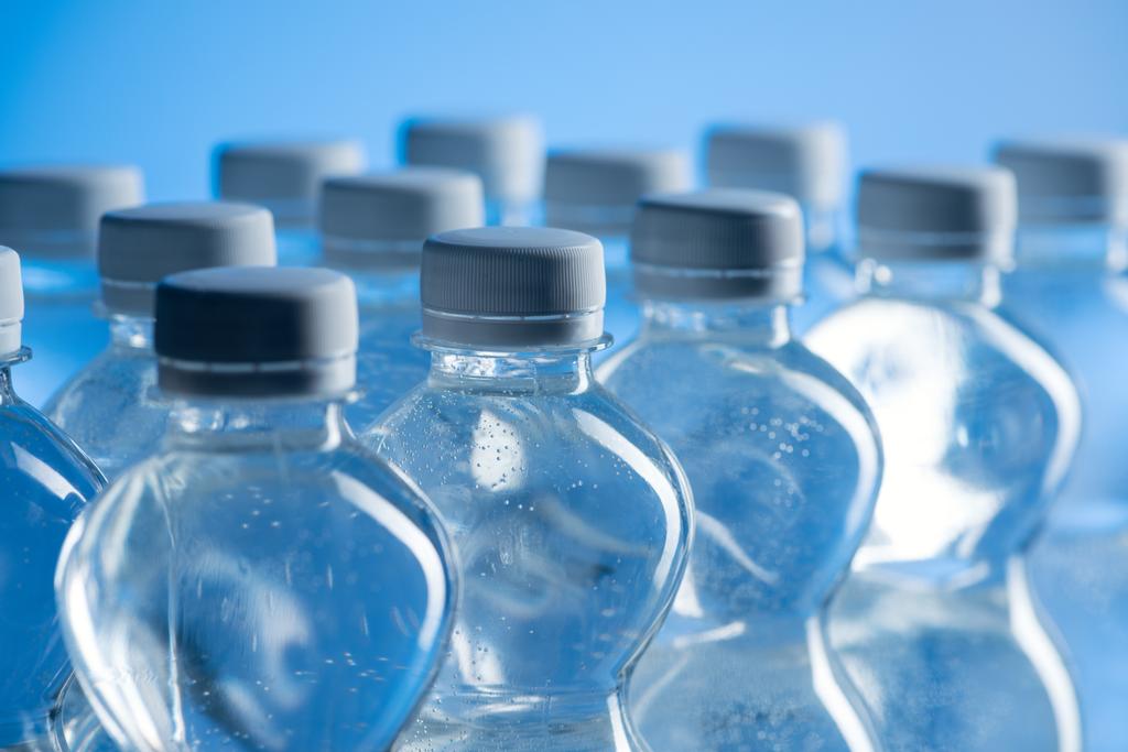 selektiivinen painopiste muovipullojen eristetty sininen
 - Valokuva, kuva