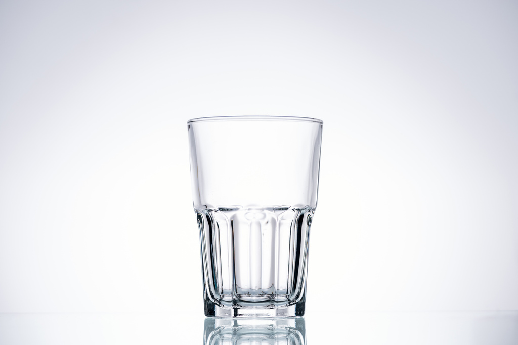 vidro vazio no fundo branco com espaço retroiluminado e cópia
 - Foto, Imagem