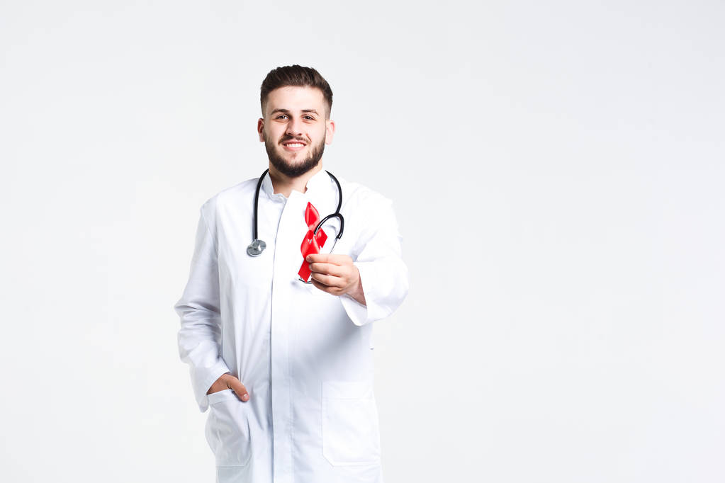 Arzt mit roter Schleife isoliert auf weißem Hintergrund - Foto, Bild