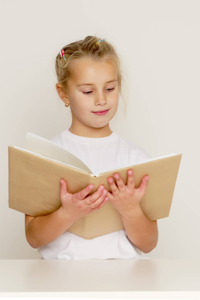 kislány egy könyvvel - Fotó, kép