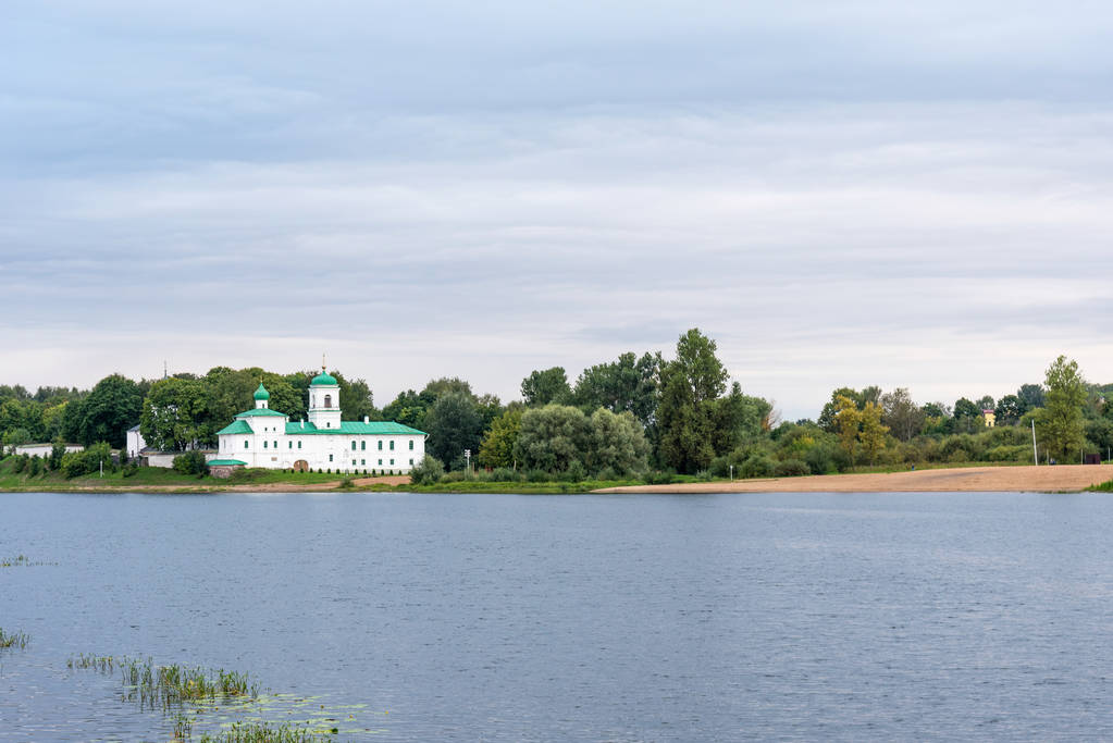Schilderachtig uitzicht van het Mirozhky klooster in Pskov, Rusland. - Foto, afbeelding