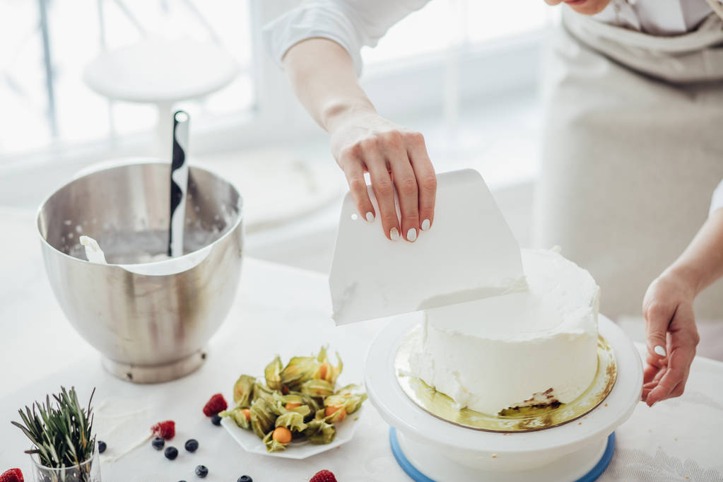 Mädchen bereitet einen perfekt glatten Eiskuchen zu - Foto, Bild