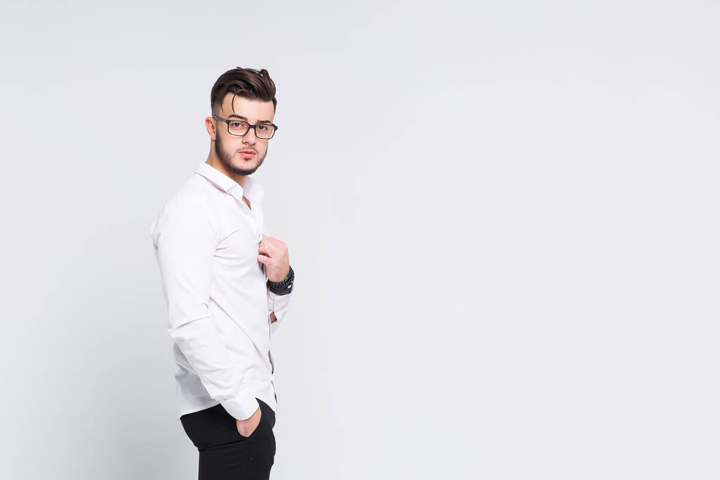 Jóképű üzletember a fehér ing álló keresztezett karokkal elszigetelt fehér background - Fotó, kép