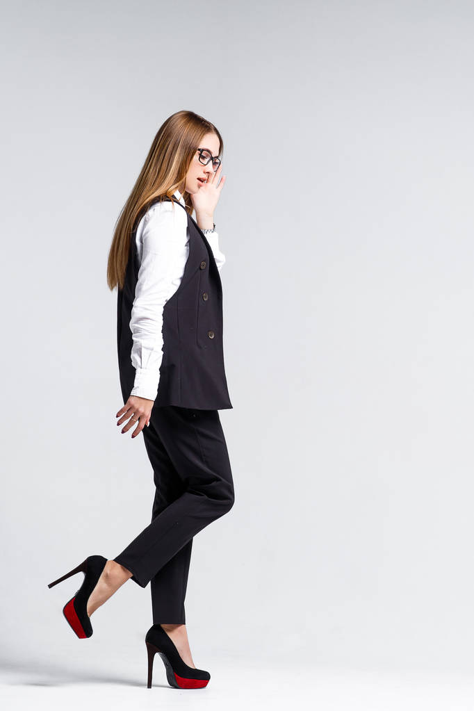 Geschäftsfrau zu Fuß isoliert auf weißem Hintergrund - Foto, Bild