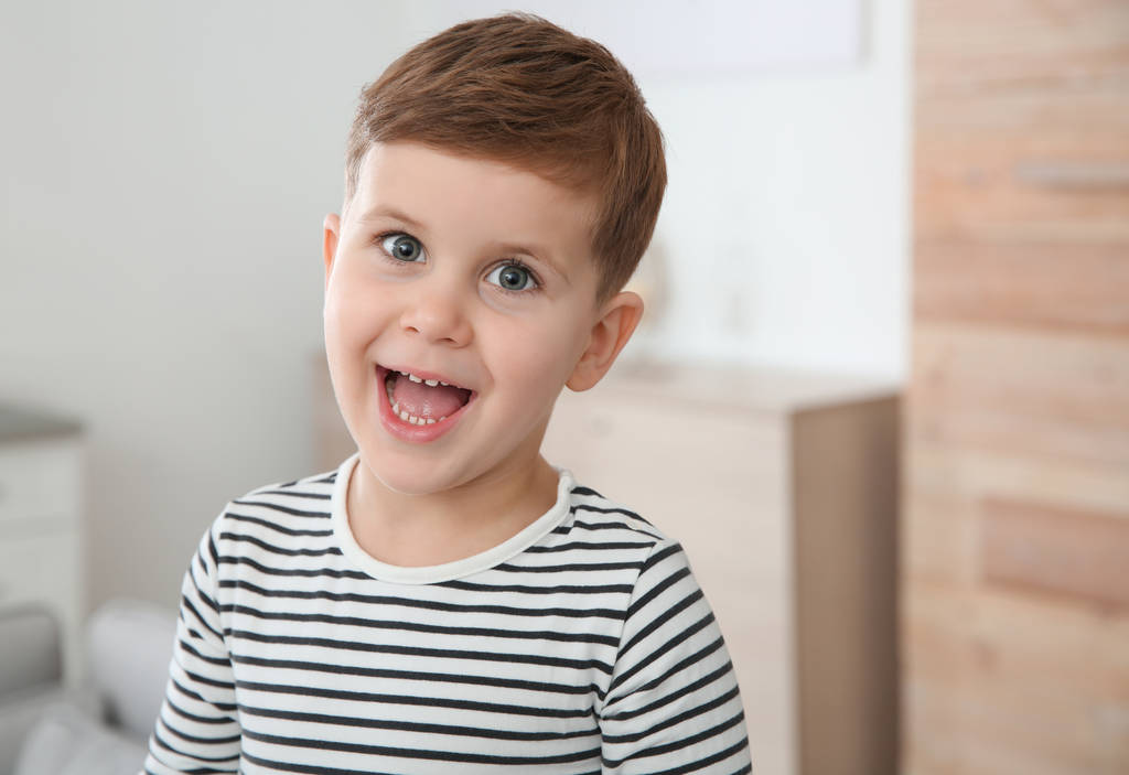 Retrato de niño riéndose en casa
 - Foto, imagen