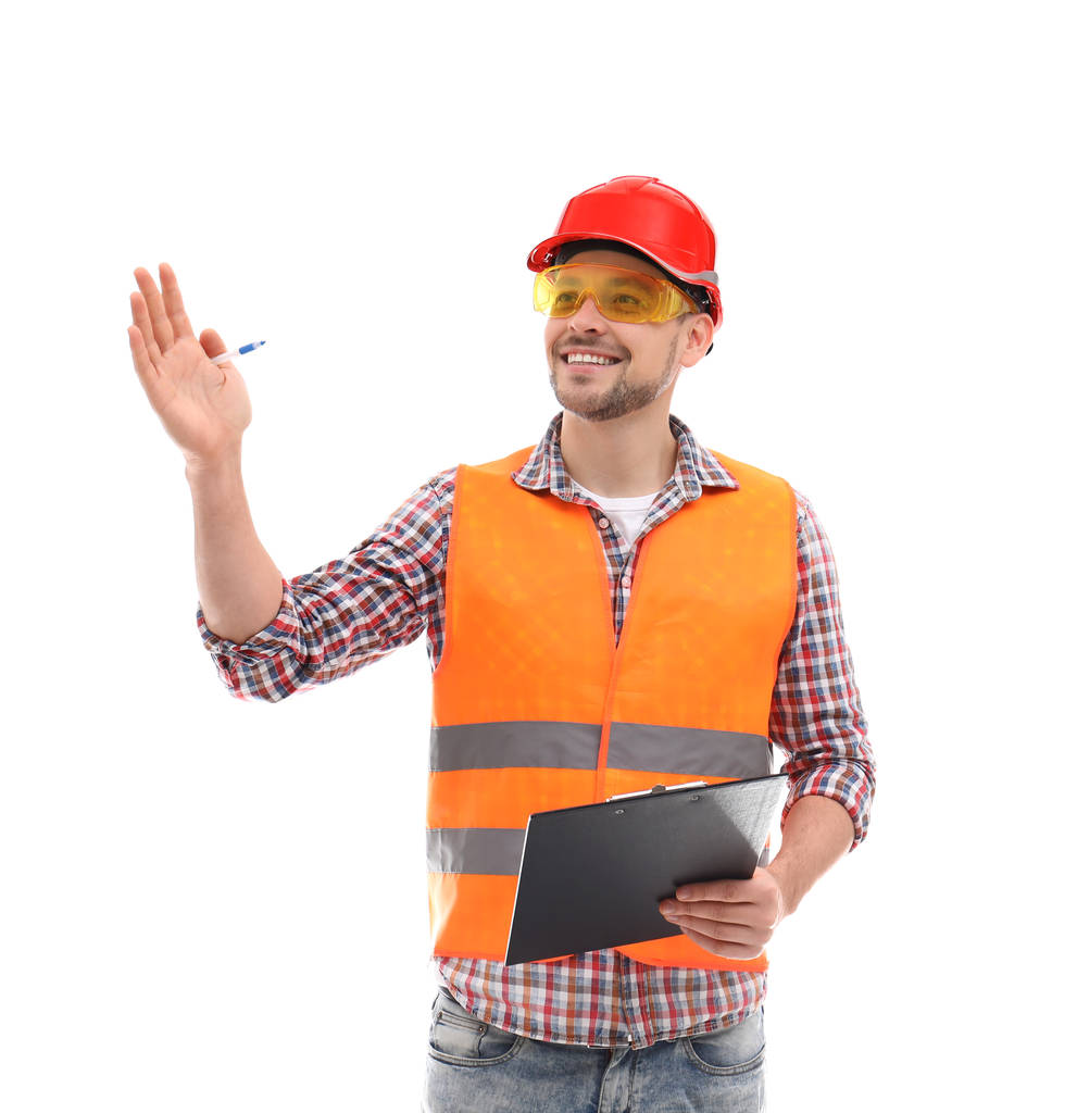 Ingénieur industriel masculin en uniforme avec presse-papiers sur fond blanc. Équipement de sécurité
 - Photo, image