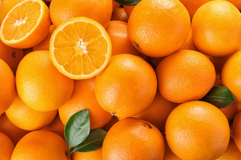 トップ ビューの背景として葉新鮮な熟したオレンジの山 - 写真・画像
