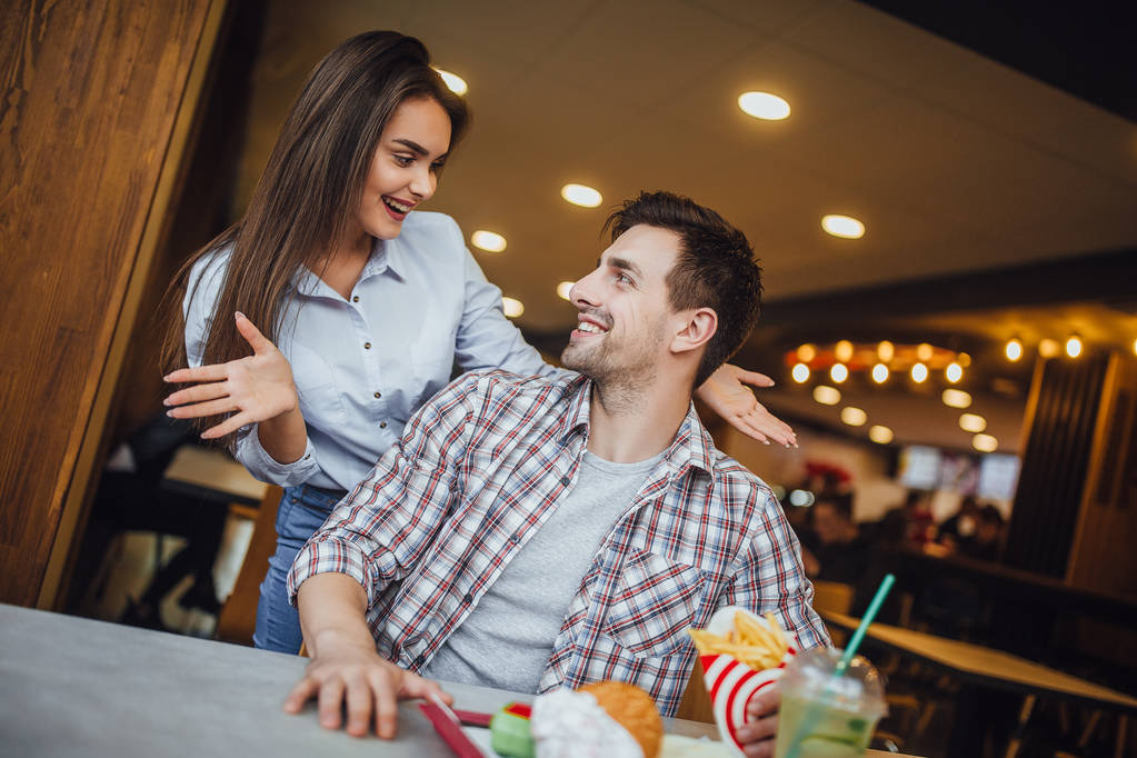 jovem casal bonito namoro no café e sorrindo, foco em primeiro plano
 - Foto, Imagem
