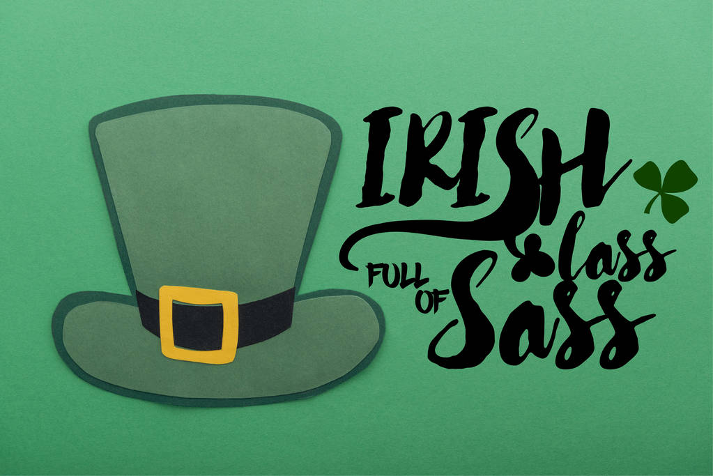 hoed van papier in de buurt van Ierse lass vol sass belettering op groene achtergrond - Foto, afbeelding