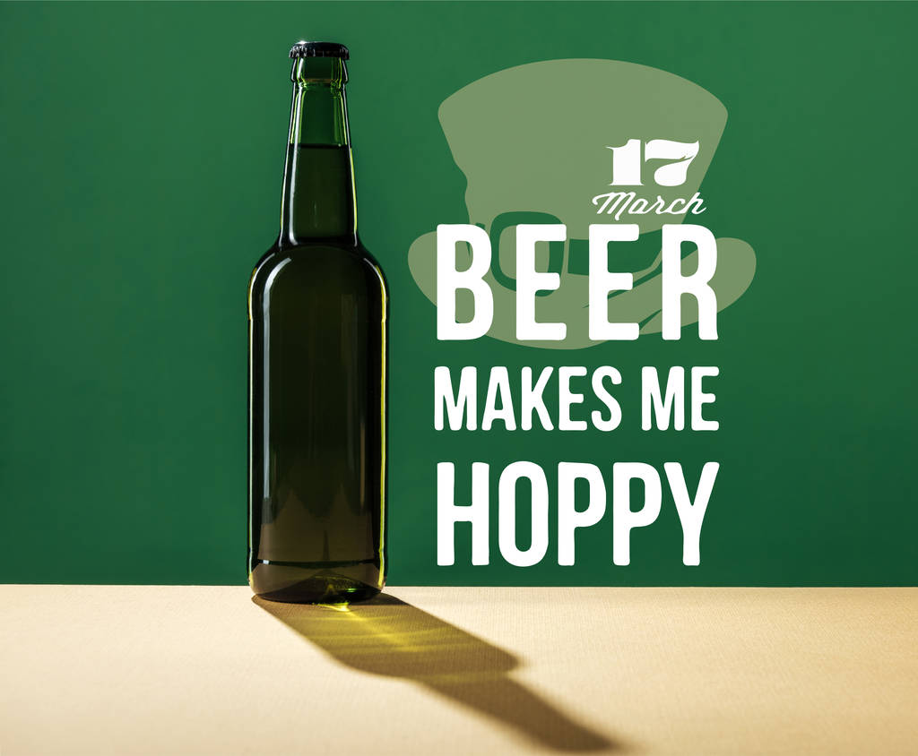 ガラスのビール瓶ビール近くくれる緑の背景にレタリング ホッピー ロイヤリティフリー写真 画像素材