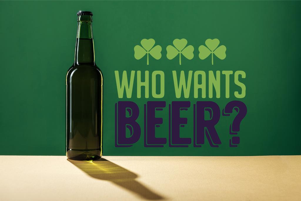 üveg sör közelében ki akar a sör betűkkel zöld háttér - Fotó, kép