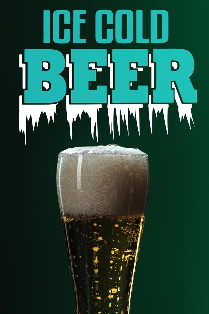 szklanka do piwa z pianki w pobliżu lodu zimne piwo napis na zielonym tle - Zdjęcie, obraz