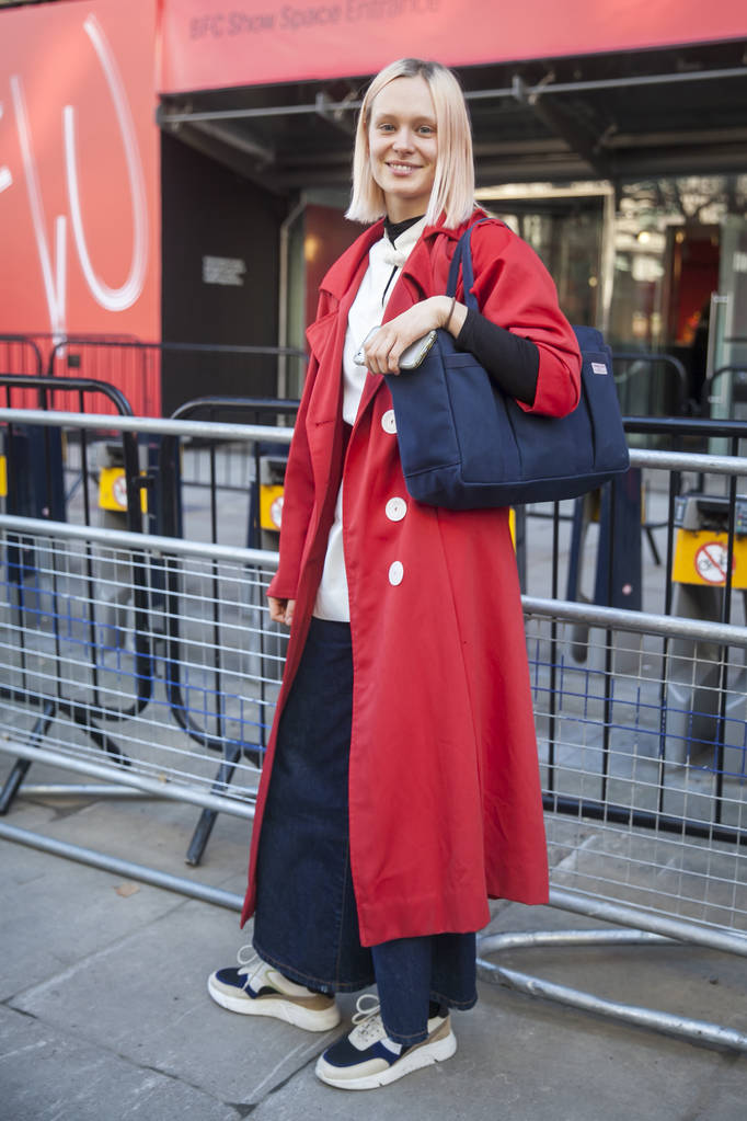 Stijlvolle genodigden verzamelen buiten 180 het Strand voor London Fashion Week. - Foto, afbeelding