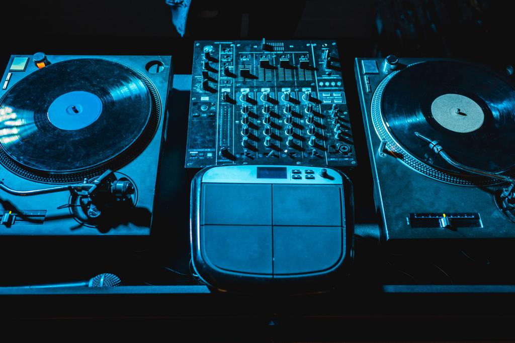 μίξερ DJ με ισοσταθμιστή και βινυλίου εγγραφές σε νυχτερινό κέντρο διασκέδασης - Φωτογραφία, εικόνα