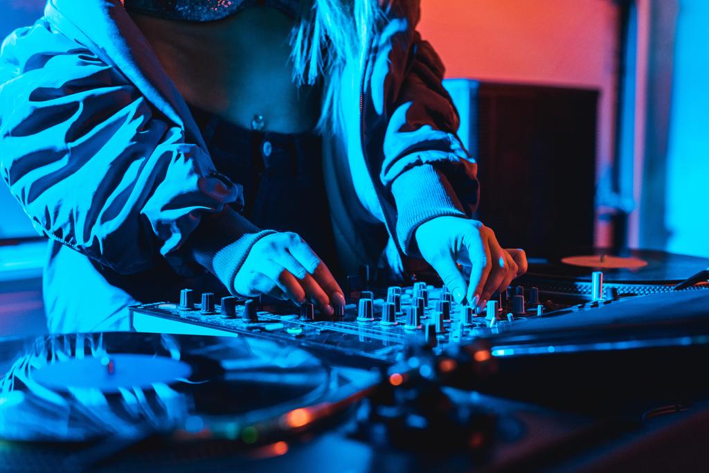 dj kadının duran gece kulübünde dj karıştırıcı dokunmadan kırpılmış görünümü - Fotoğraf, Görsel