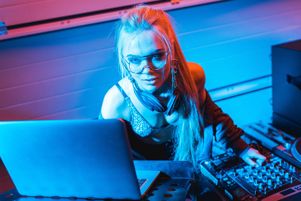 приваблива блондинка діджей використовує ноутбук у нічному клубі
 - Фото, зображення