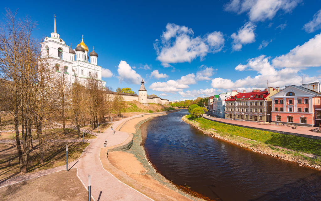 Pskov iglesia y el Kremlin con cielo azul nublado
 - Foto, imagen