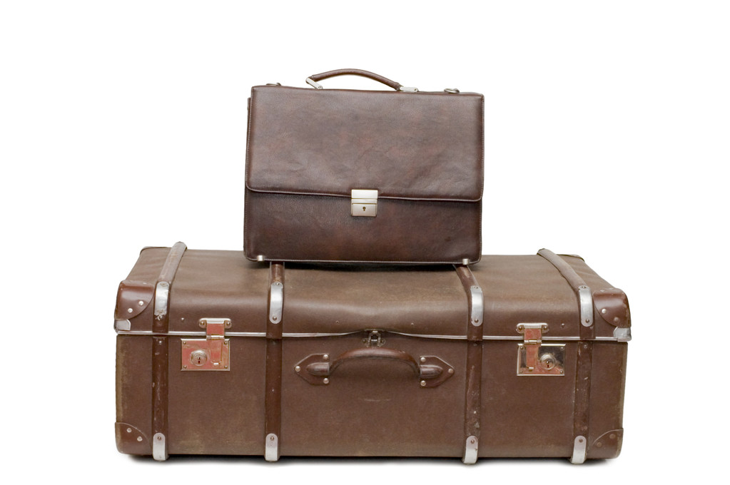 Montón de maletas viejas aisladas
 - Foto, imagen