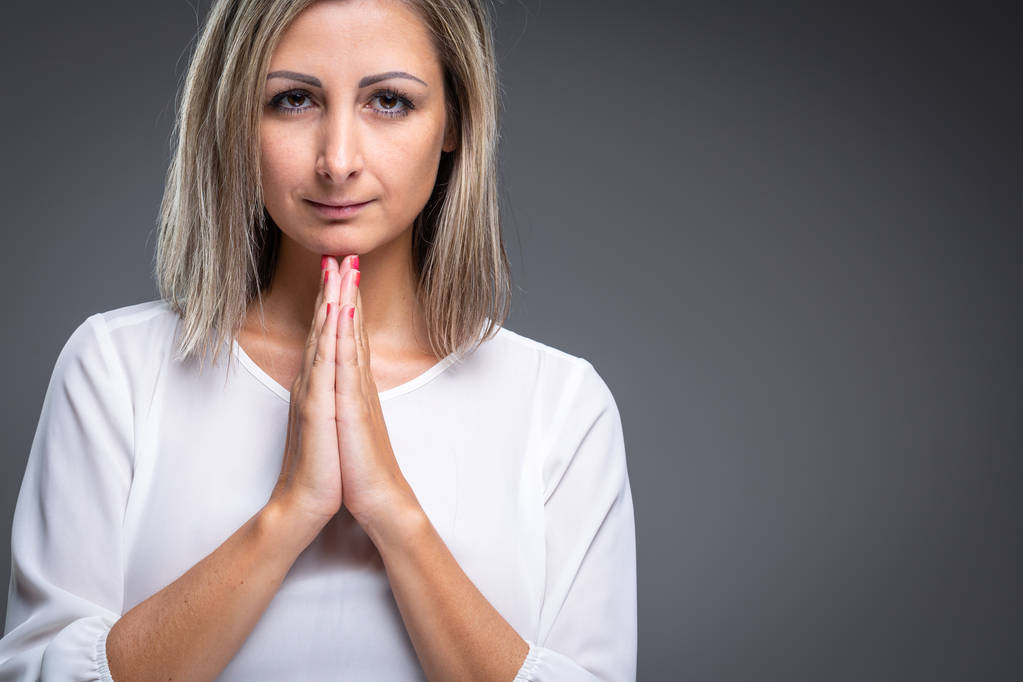 Mujer rezando - mujer orando a su Dios
 - Foto, imagen