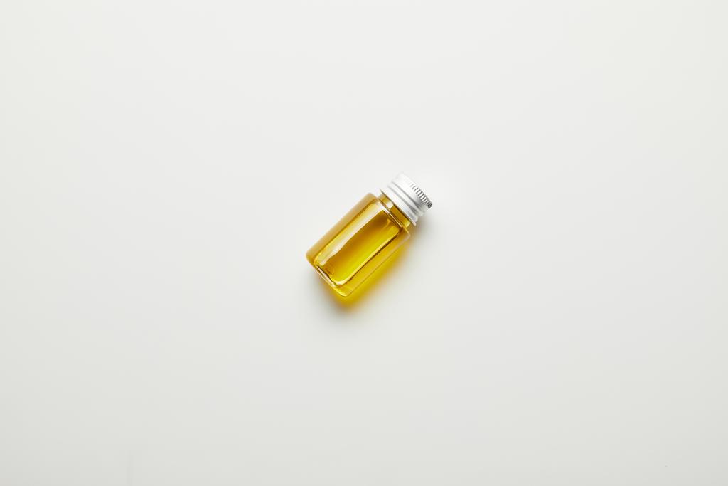 Felülnézete illóolaj palack fehér háttér - Fotó, kép