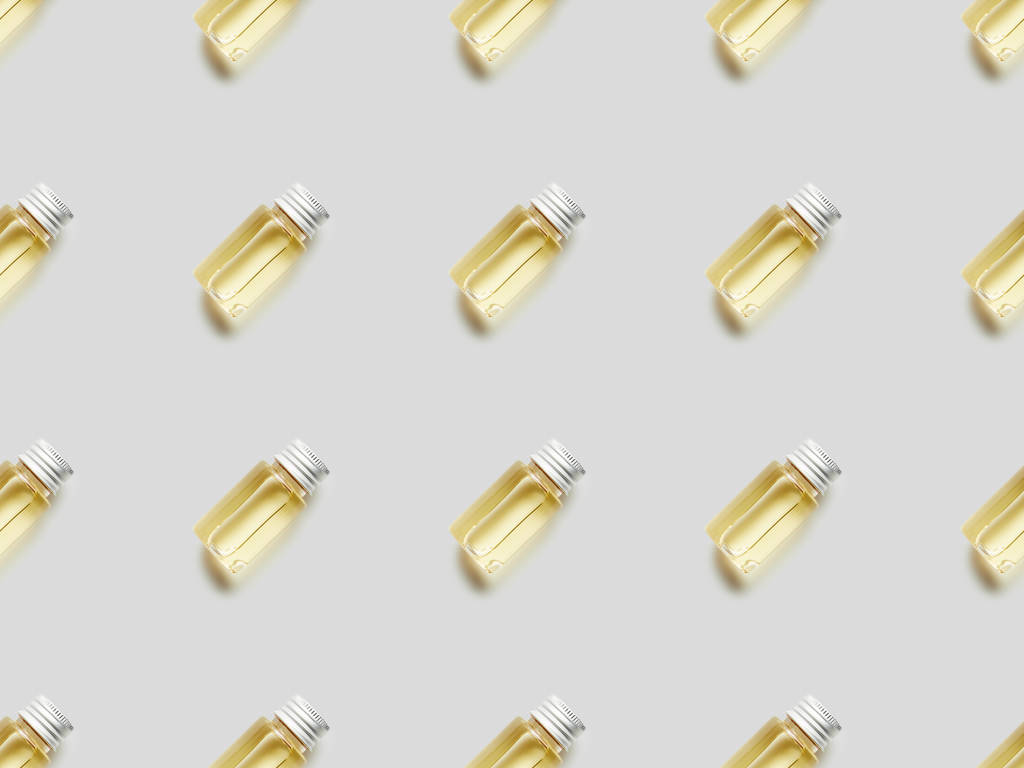 Шаблон с эфирным маслом в стеклянных бутылках на сером
 - Фото, изображение