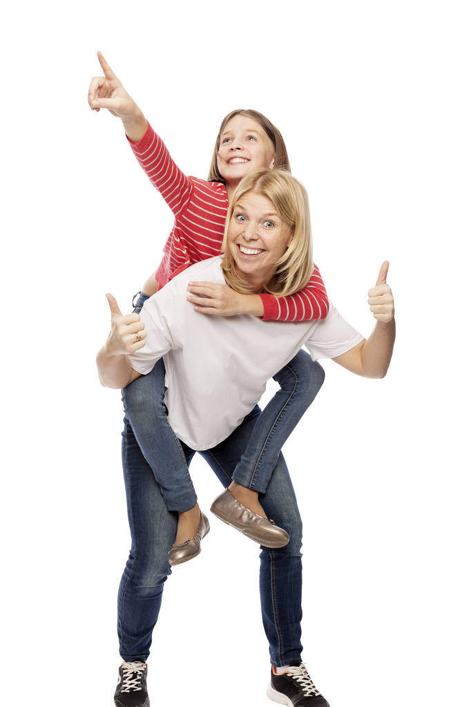 Mama met een tiener dochter lachen en knuffelen, geïsoleerd op witte achtergrond - Foto, afbeelding
